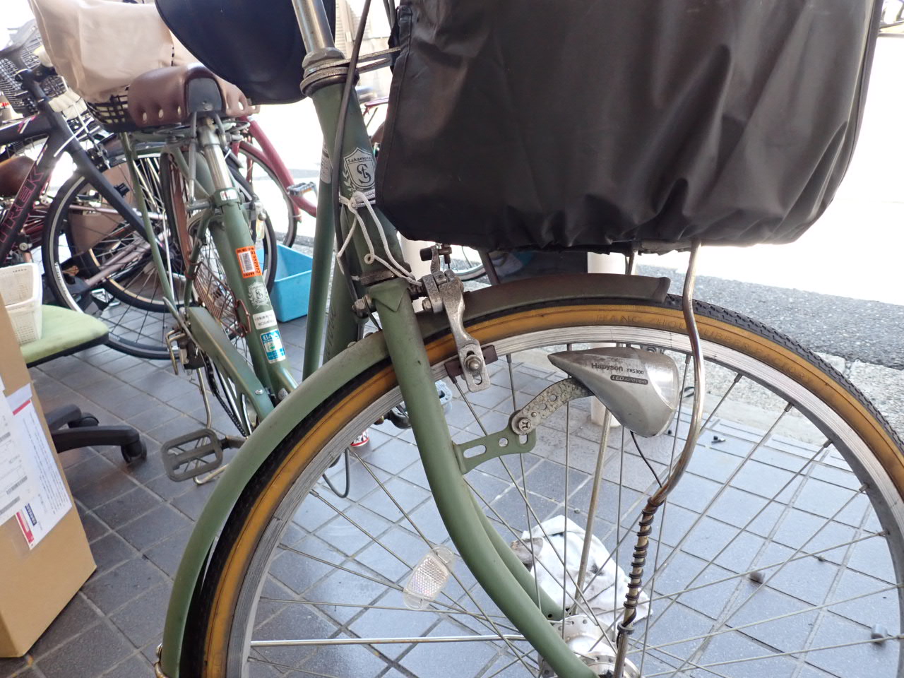 メンテナンス前の自転車前輪周辺
