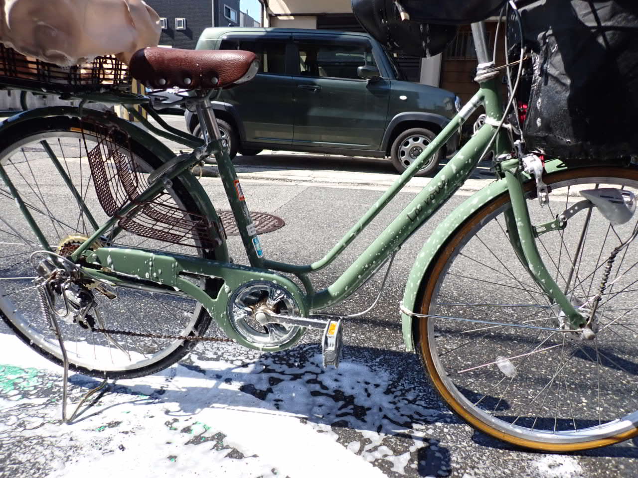 洗車とメンテナンス中の自転車全体