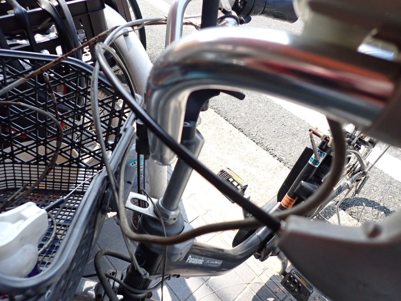 前カゴの周辺を通る自転車のブレーキワイヤー