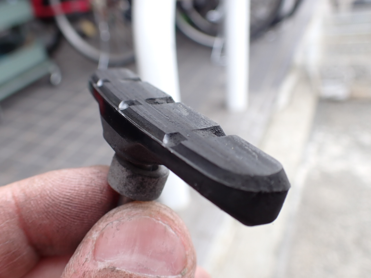 摩耗したクロスバイクのブレーキシューを横から見た状態