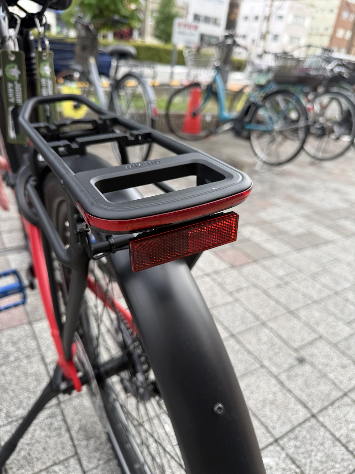 MERIDA ePASSPORT CC 400 EQのリアキャリアと消灯したテールランプ
