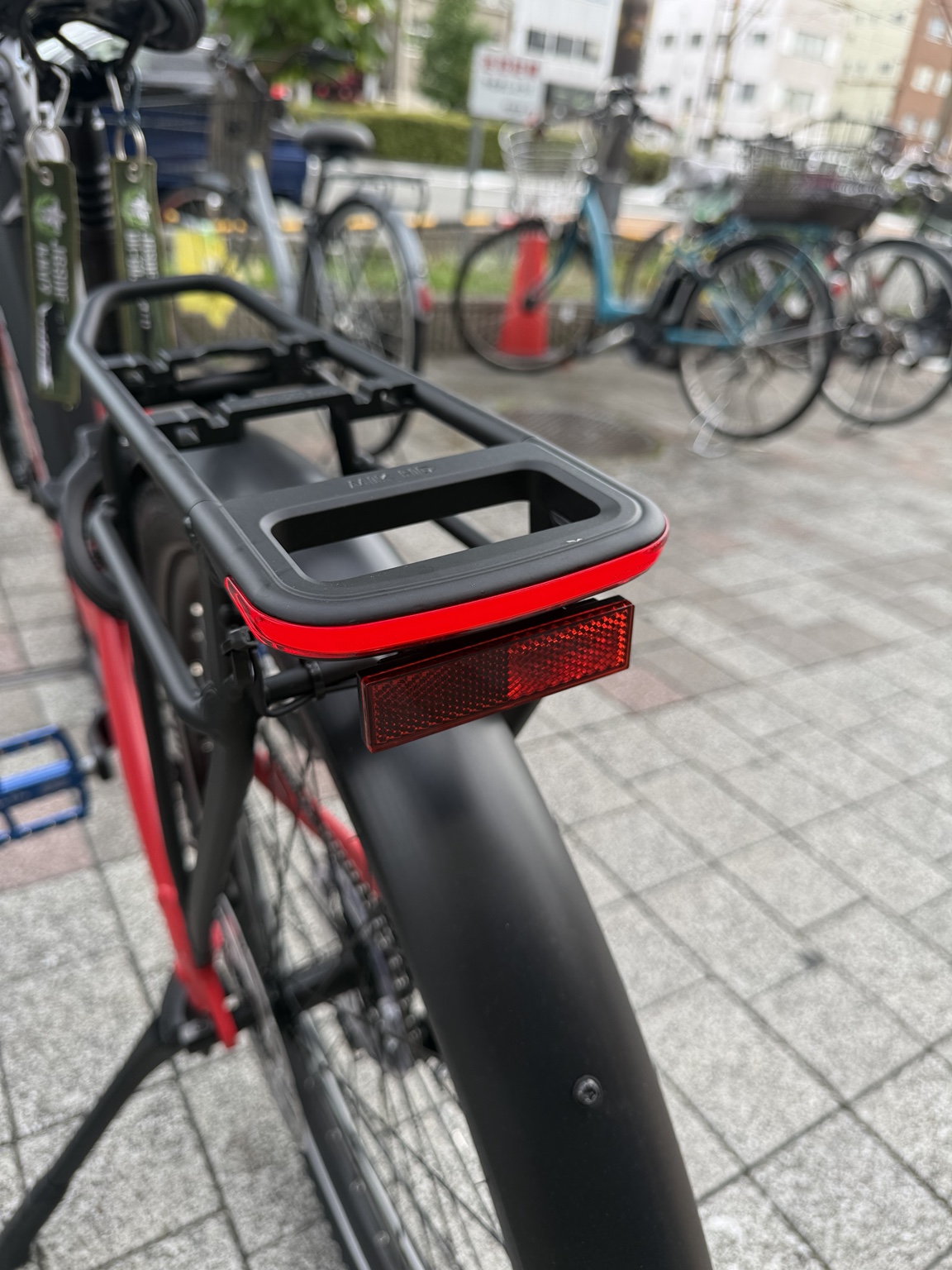 MERIDA ePASSPORT CC 400 EQのリアキャリアと点灯したテールランプ
