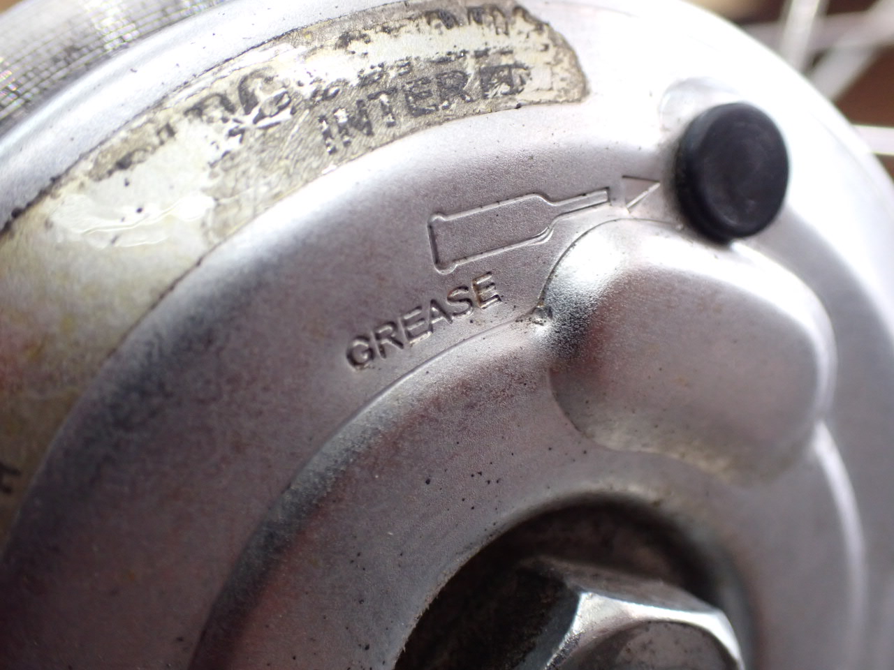 GREASEの表記と黒いゴムキャップがあるローラーブレーキのグリス注入口