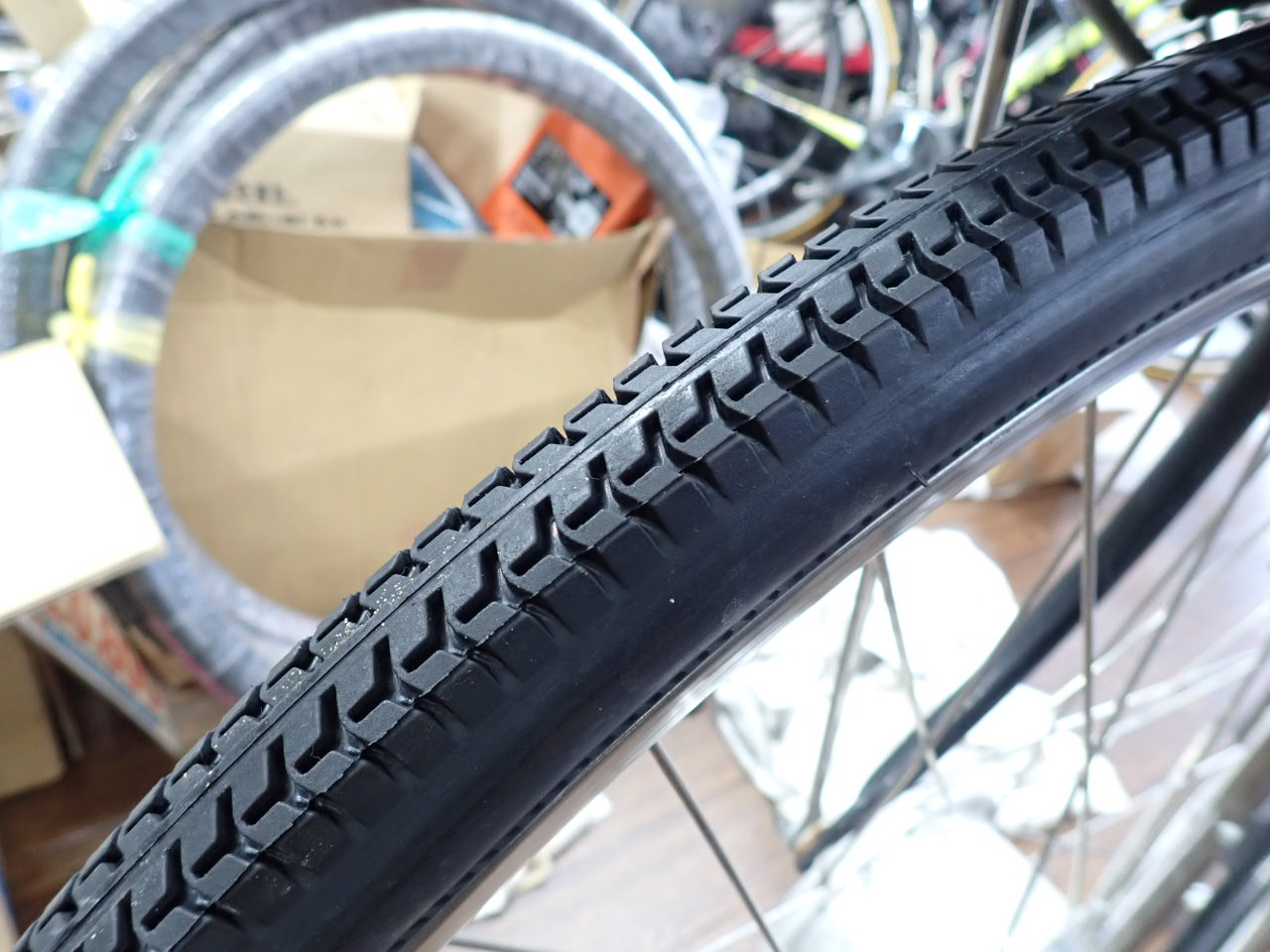 溝がしっかり残った交換後の新品自転車タイヤ