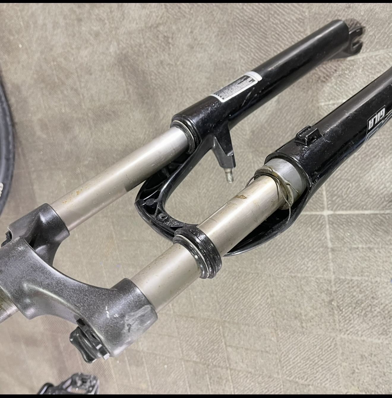 取り外したTREK 4300のフロントフォークとダストシール周辺