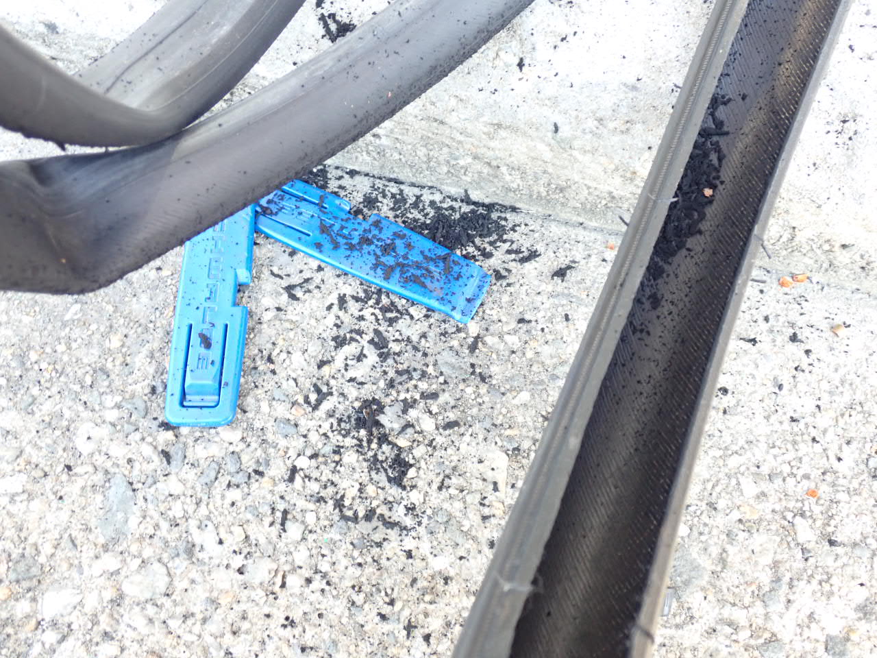 自転車のチューブと大量に出た黒い削りカス