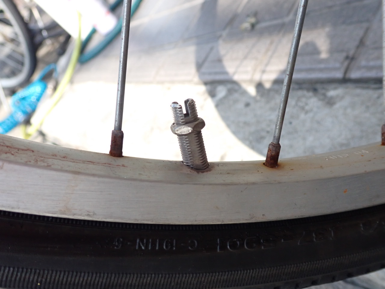 ナットを緩めると斜めになった自転車のバルブ
