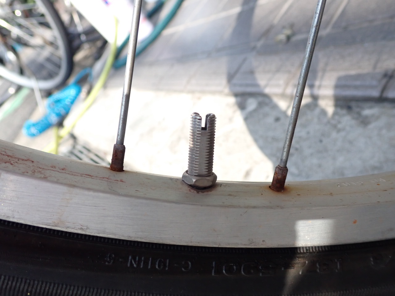 リムに対してまっすぐ出ている自転車のバルブ