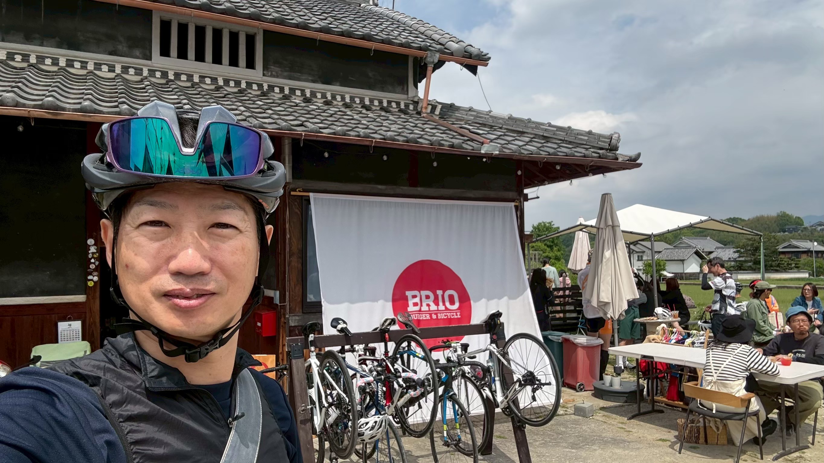Brio burger & bicycleのロゴとサイクルラック