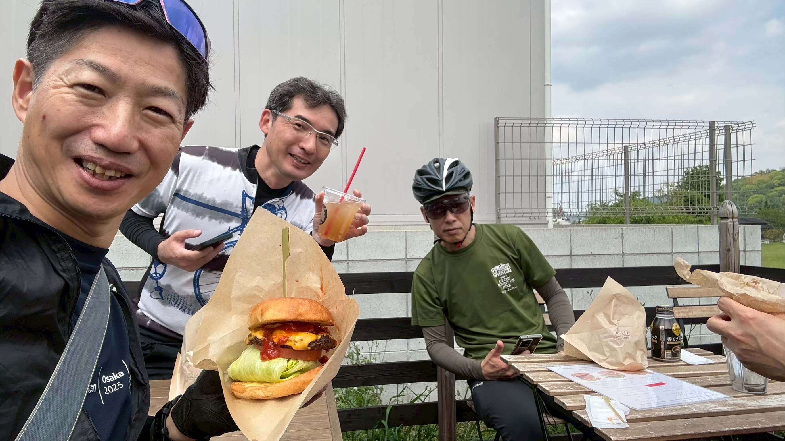 ハンバーガーを楽しむサイクリング参加者