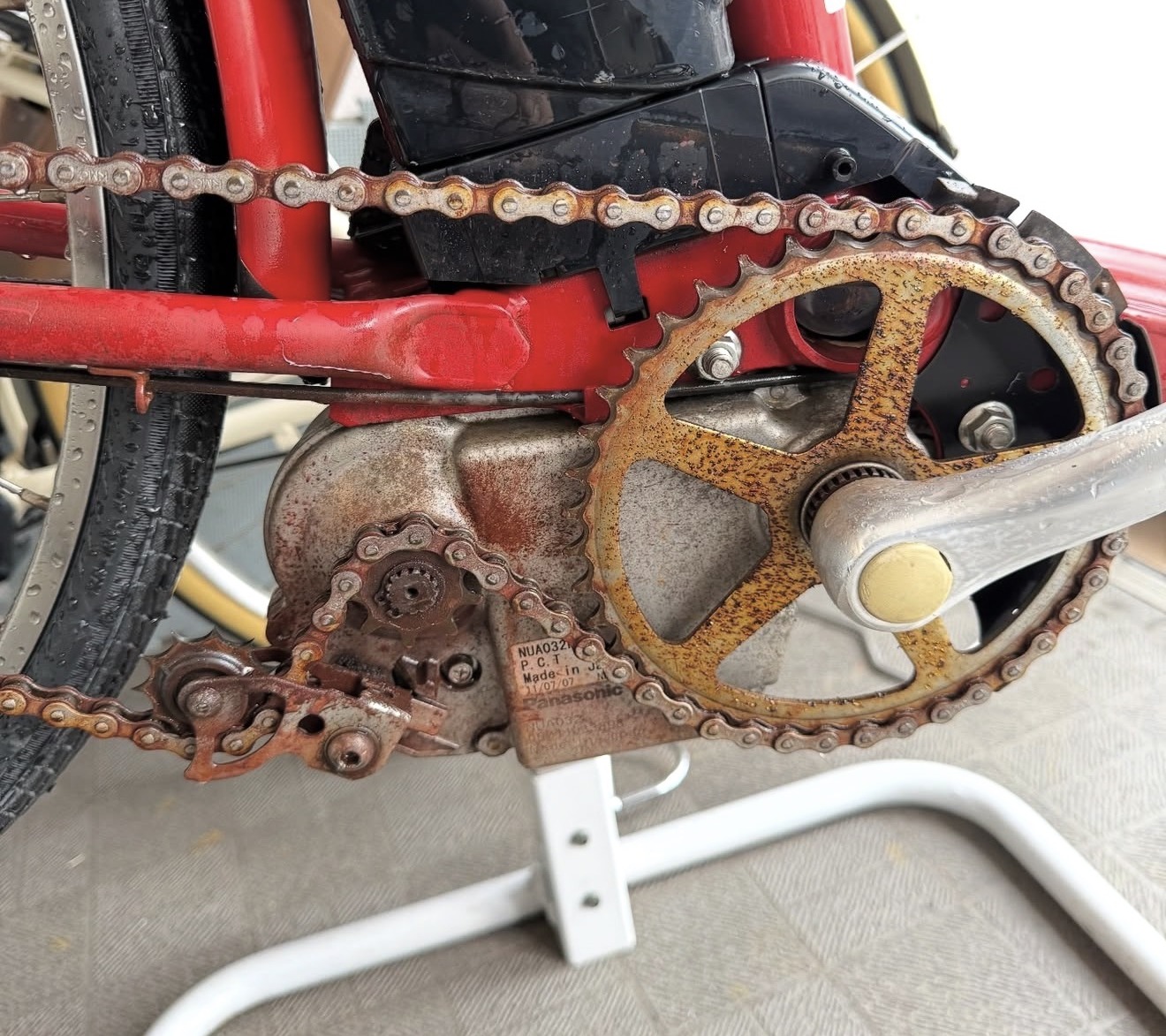 さびや摩耗が進んだ電動アシスト自転車のチェーンとチェーンリング周り
