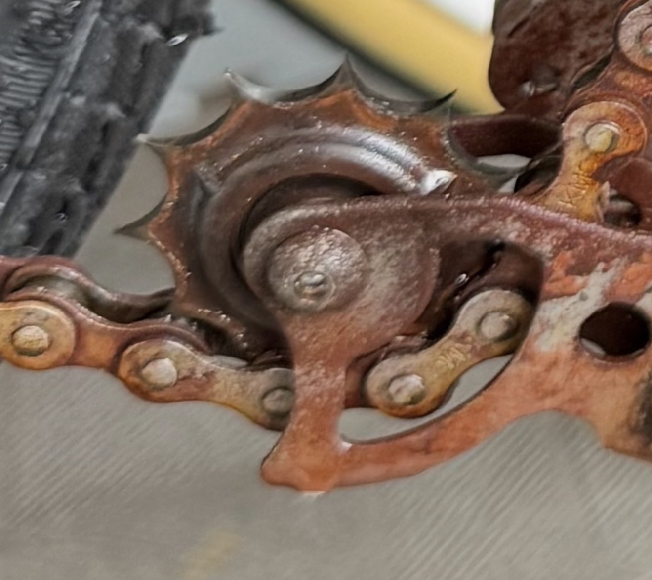 さびと摩耗が見られる電動アシスト自転車のテンショナー周辺