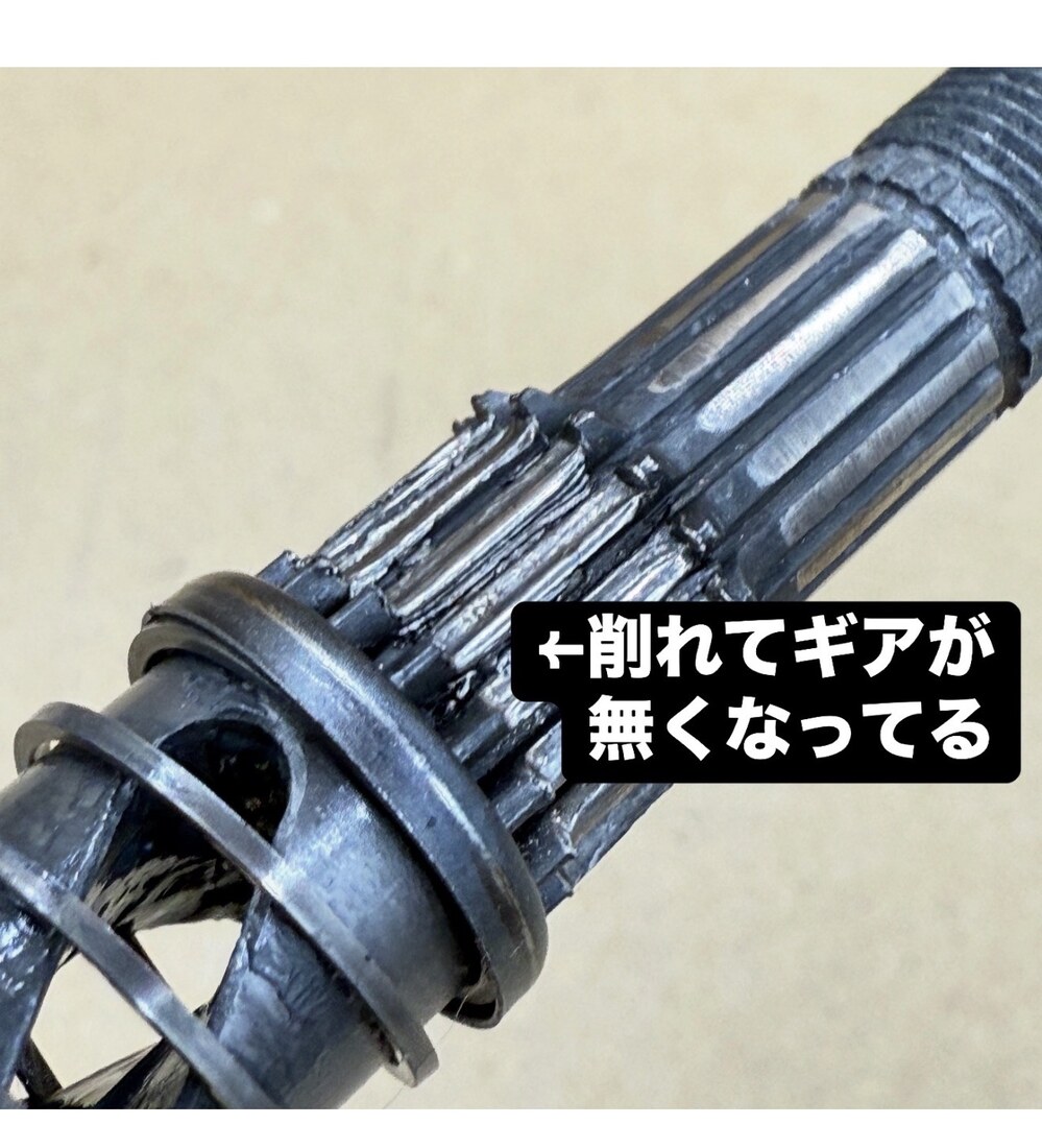削れて一部が欠損した内装3段ハブ内部のギア