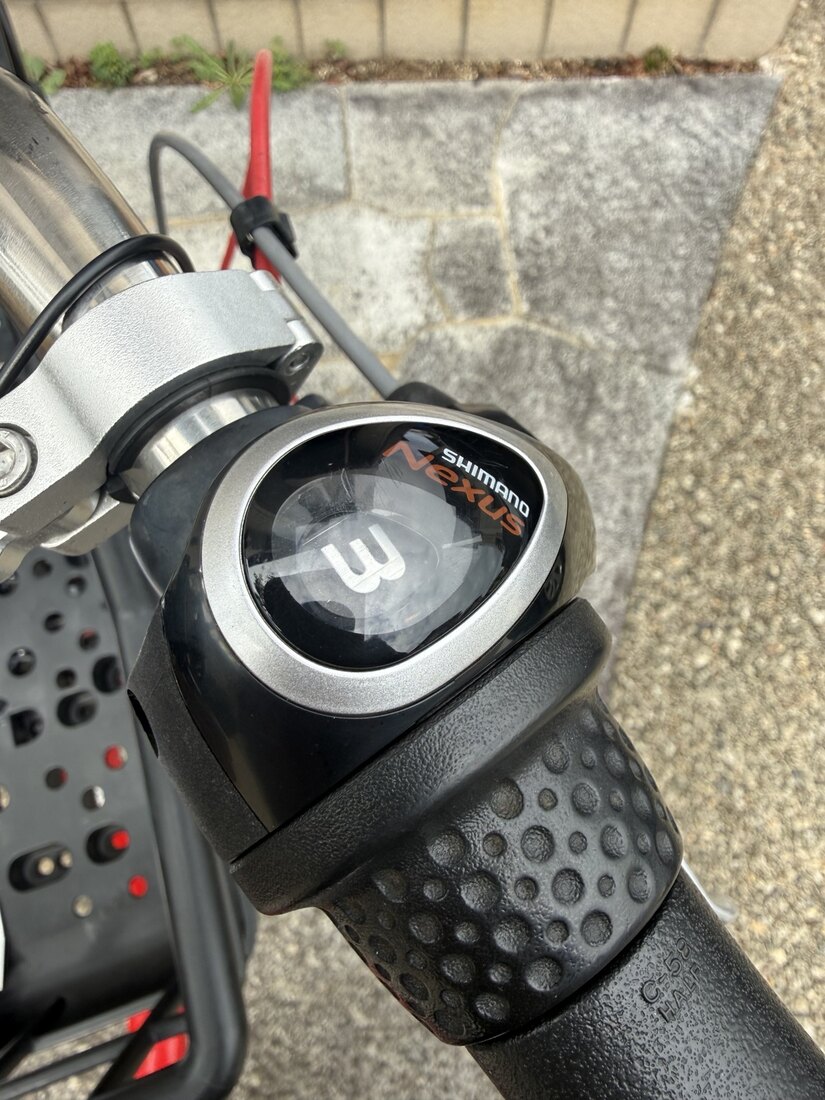 3速を示す子乗せ電動アシスト自転車の右側シフトレバー