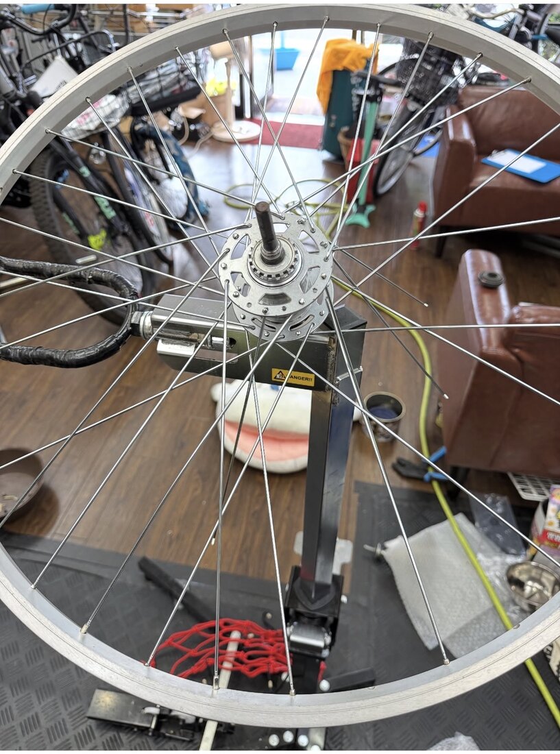スポーク交換と振れ取り後の20インチ電動アシスト自転車後輪