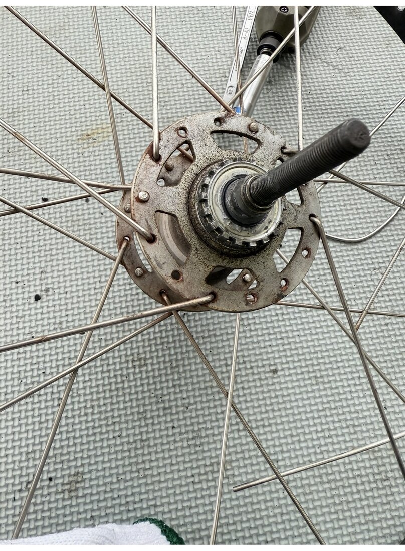 電動アシスト自転車の後輪ハブフランジ付近でスポークが折れている状態